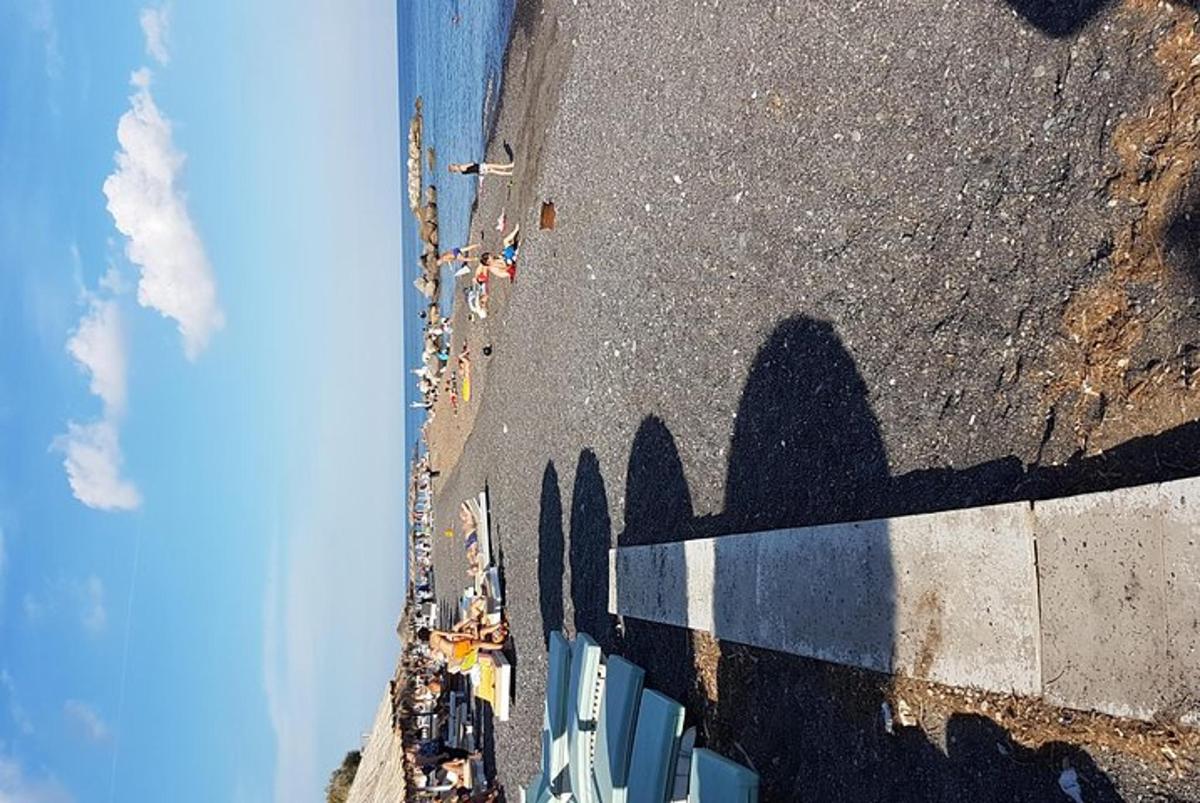 l'ombra d'una persona a la vora d'un carrer