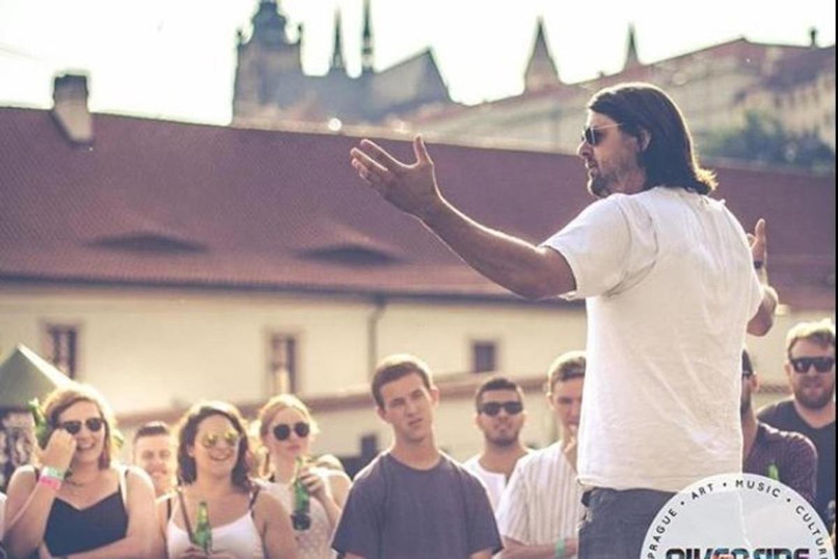 ένας άντρας που στέκεται μπροστά σε μια ομάδα ανθρώπων