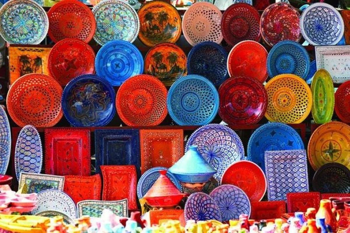 Un montón de cuencos y platos coloridos en un estante.