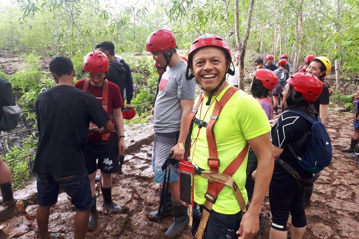 sekumpulan orang yang memakai topi keledar di laluan