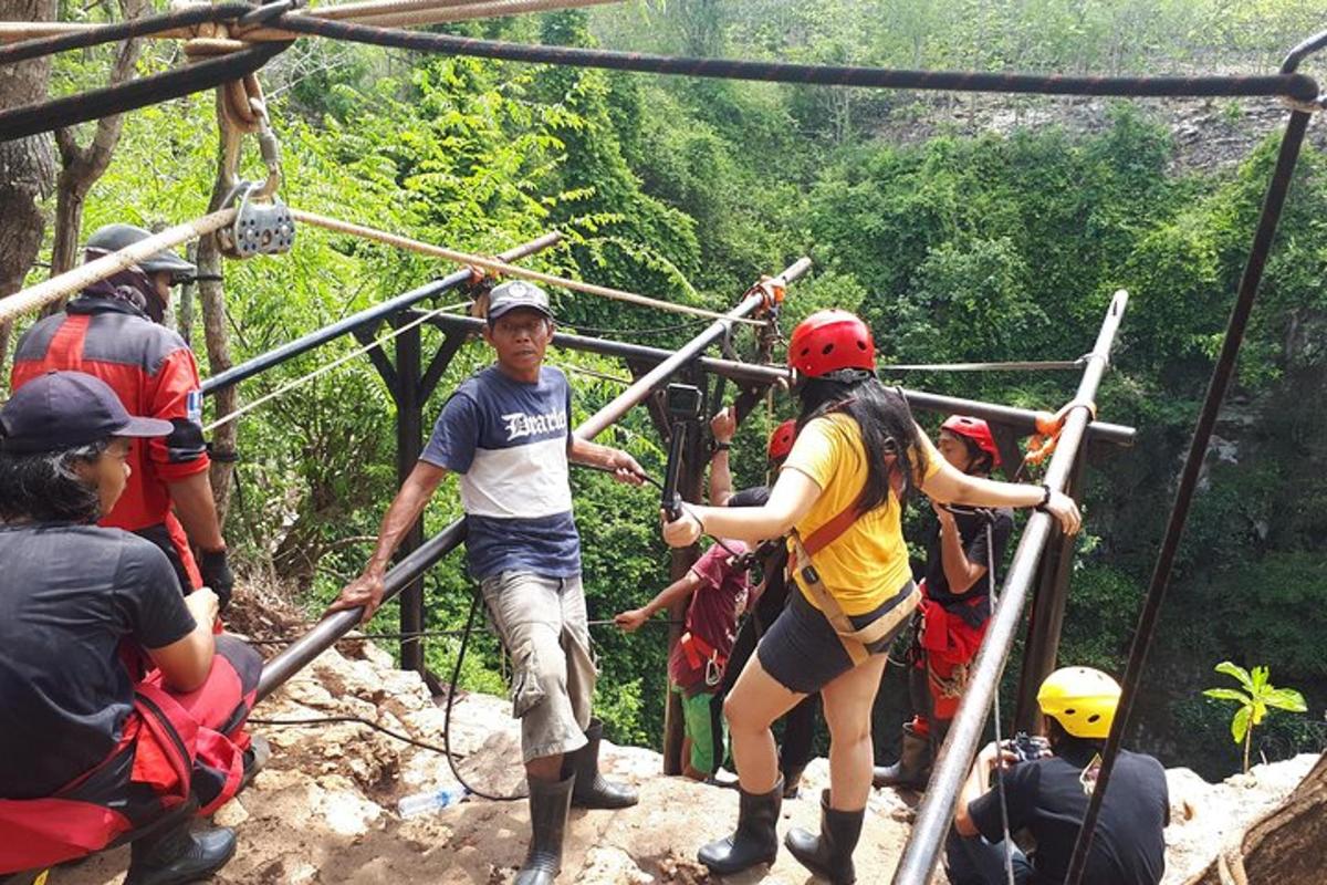 un gruppo di persone su una teleferica nella giungla