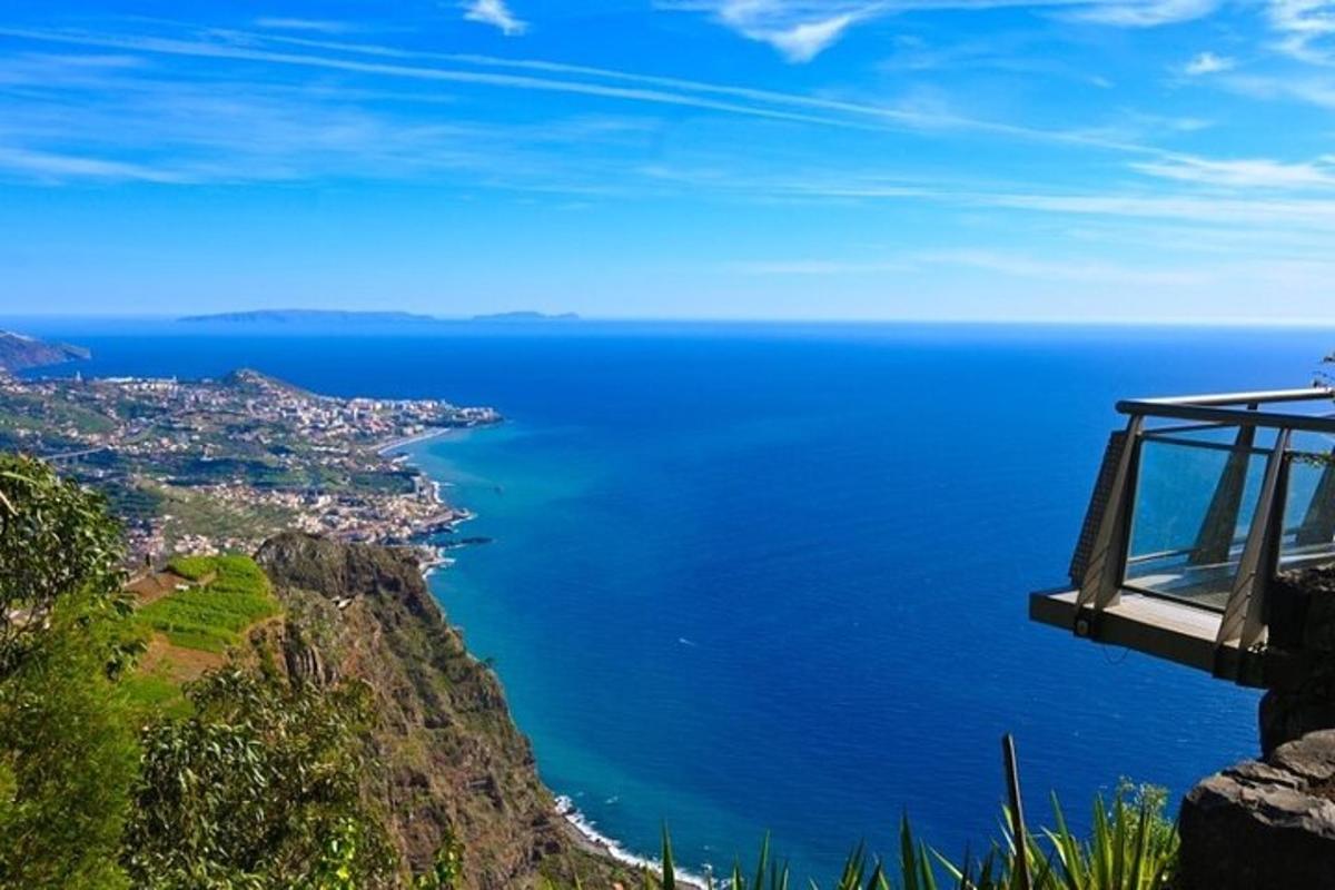 una vista de l'oceà des d'un penya-segat