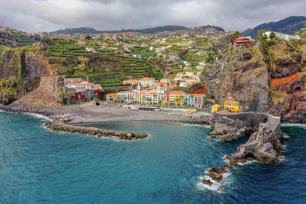 vista aèria d'un petit poble a la muntanya