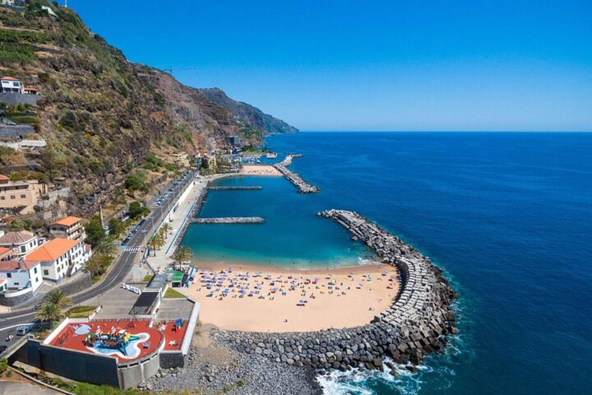 vista aèria d'una platja amb una multitud de gent