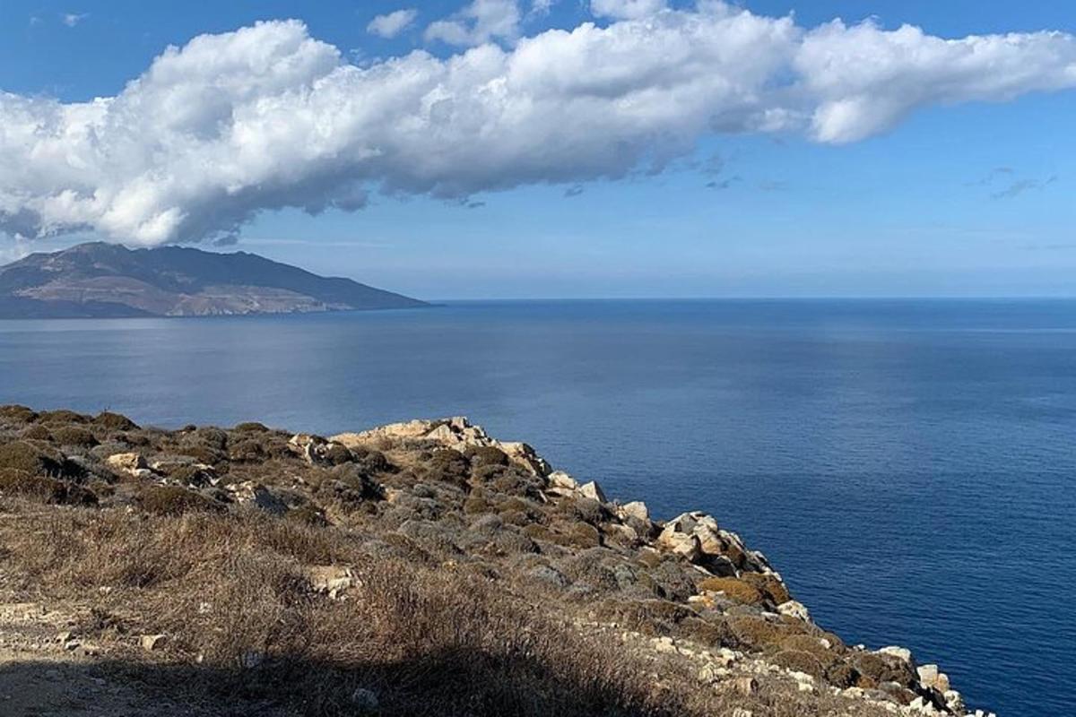 θέα στον ωκεανό με ένα βουνό στο βάθος