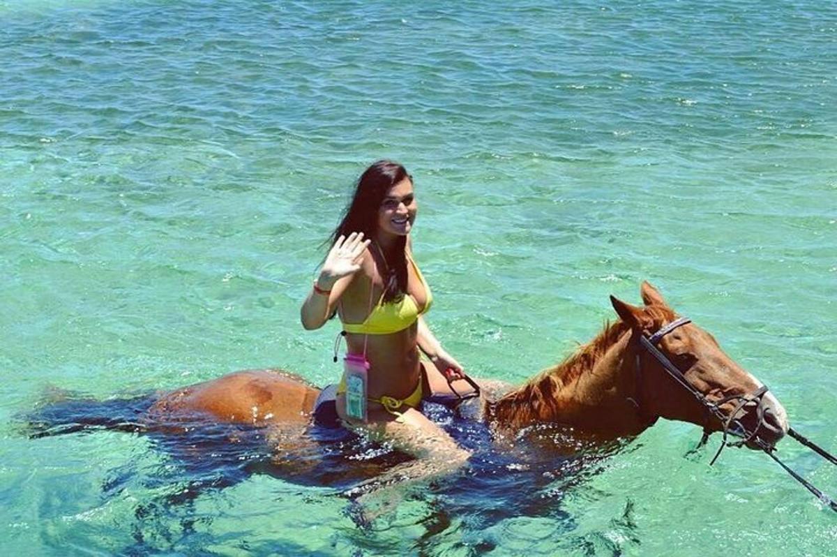 una donna a cavallo nell'acqua