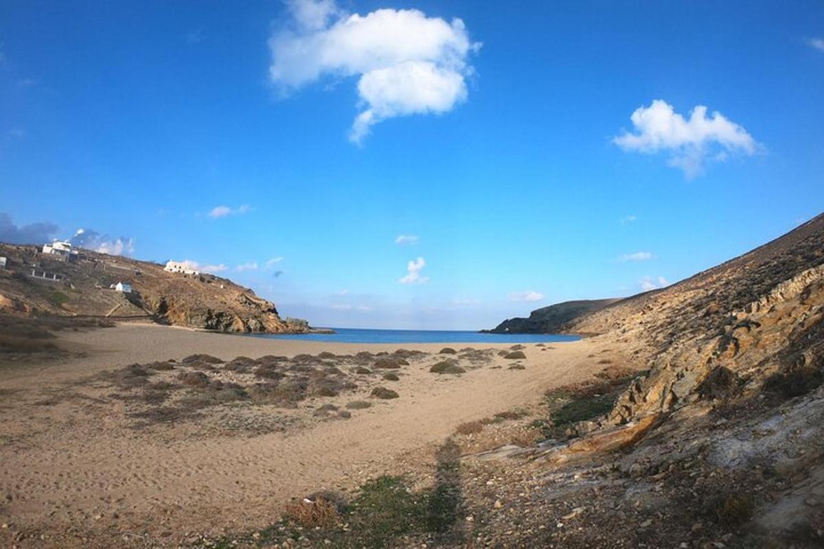 o plajă cu nisip și ocean în fundal
