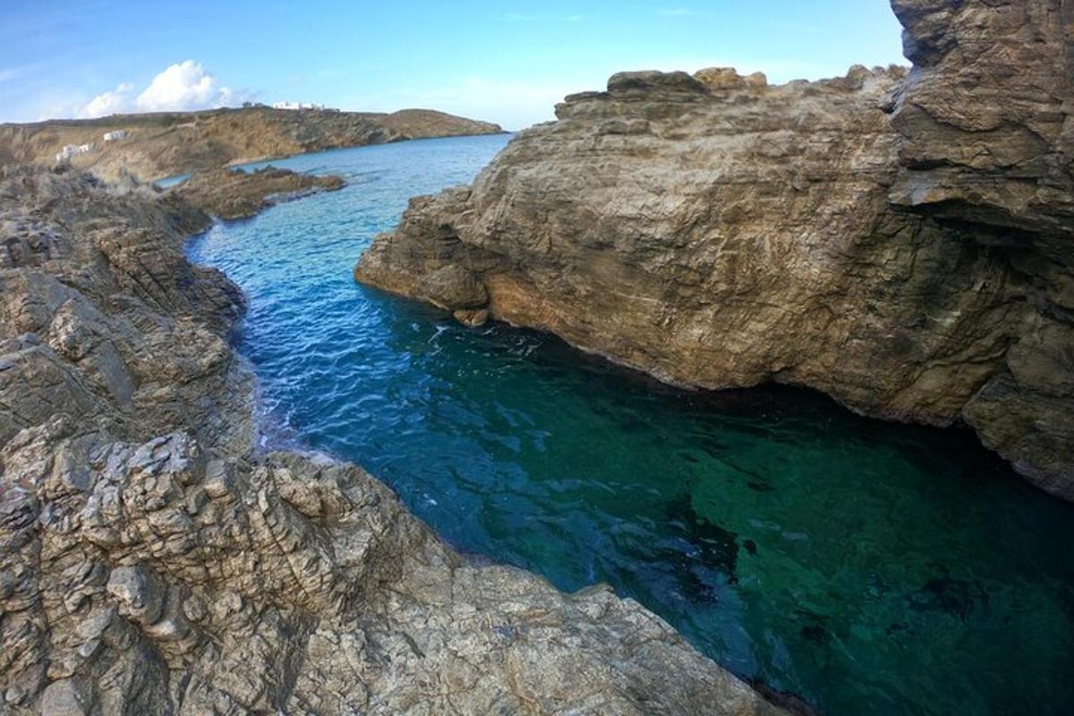 una vista aerea di uno specchio d'acqua tra le rocce