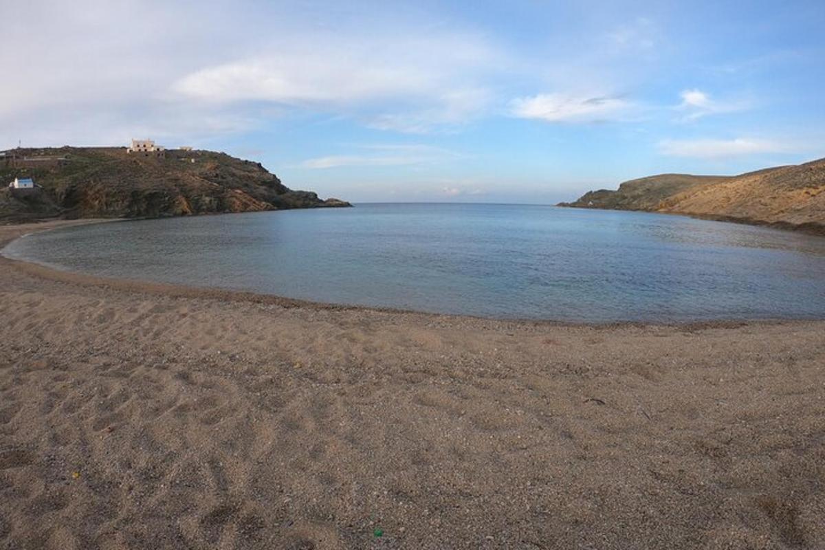 una spiaggia con un grande specchio d'acqua