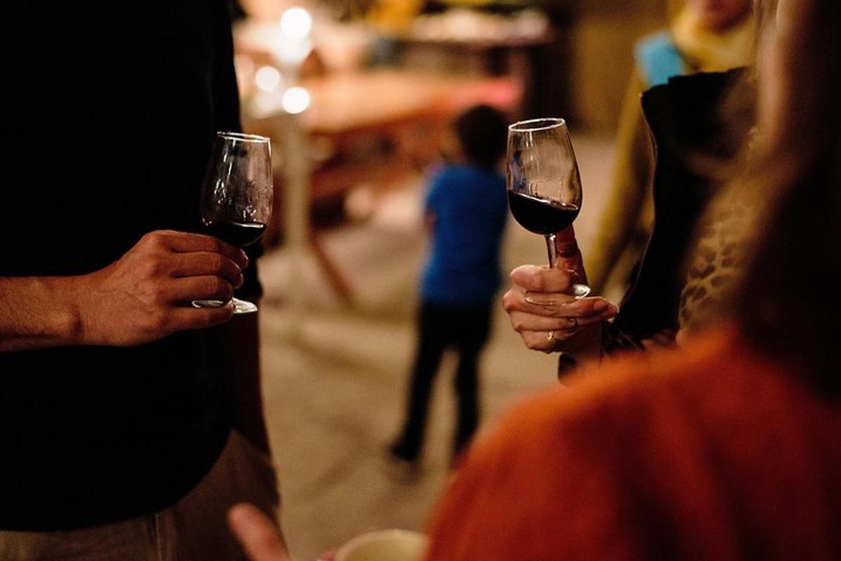 un gruppo di persone che tengono in mano bicchieri di vino rosso