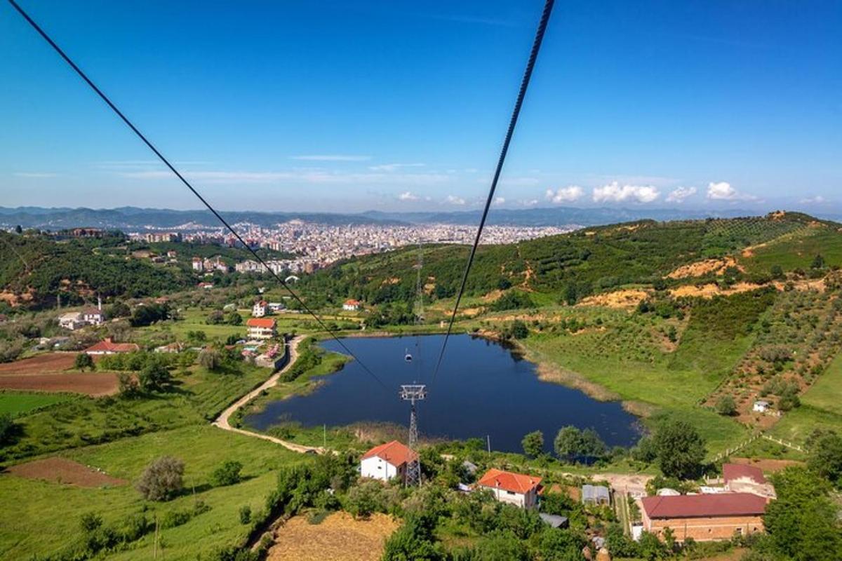 tanawin ng lawa mula sa cable car
