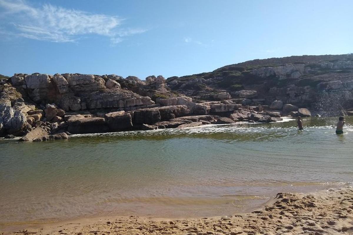 людина, що стоїть у воді на пляжі