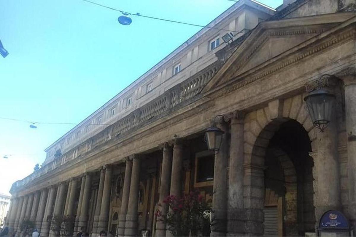 velká kamenná budova se sloupy na ulici