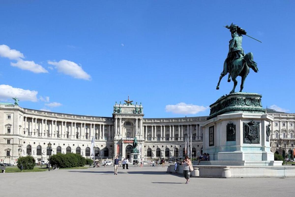 un gran edifici amb una estàtua al davant