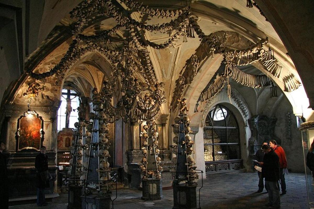 una gran sala amb un llum d'aranya en un edifici