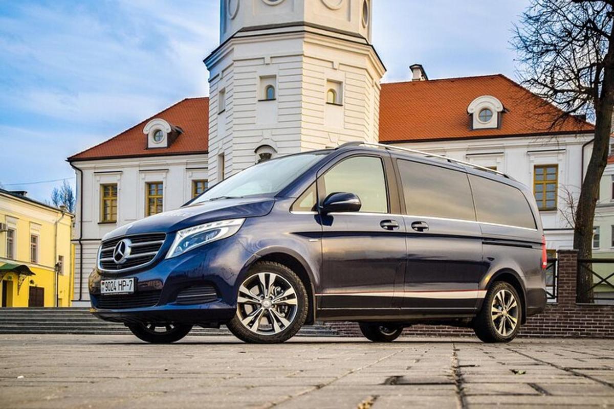 kombi parkiran pred stavbo z urnim stolpom