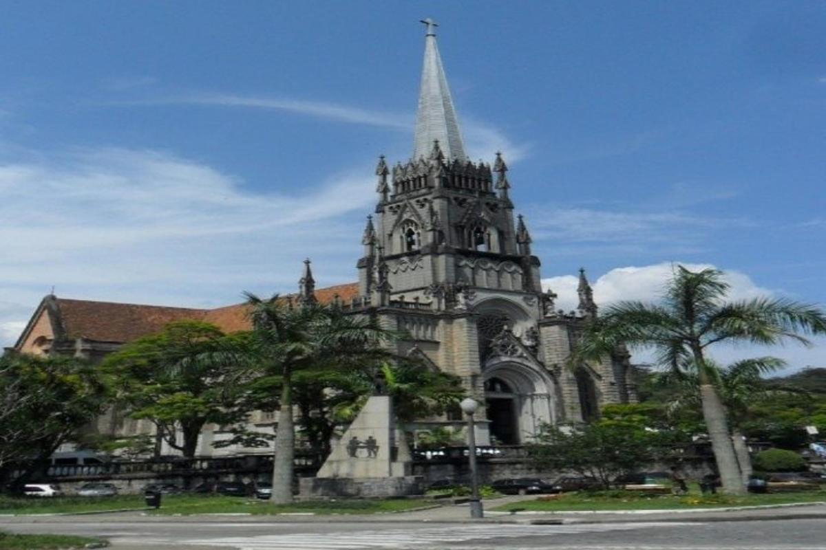 sebuah gereja dengan menara dan pokok palma di hadapannya