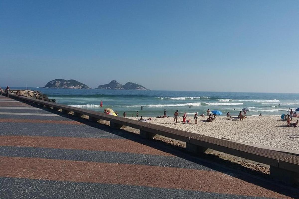 un grupo de personas en una playa cerca del océano