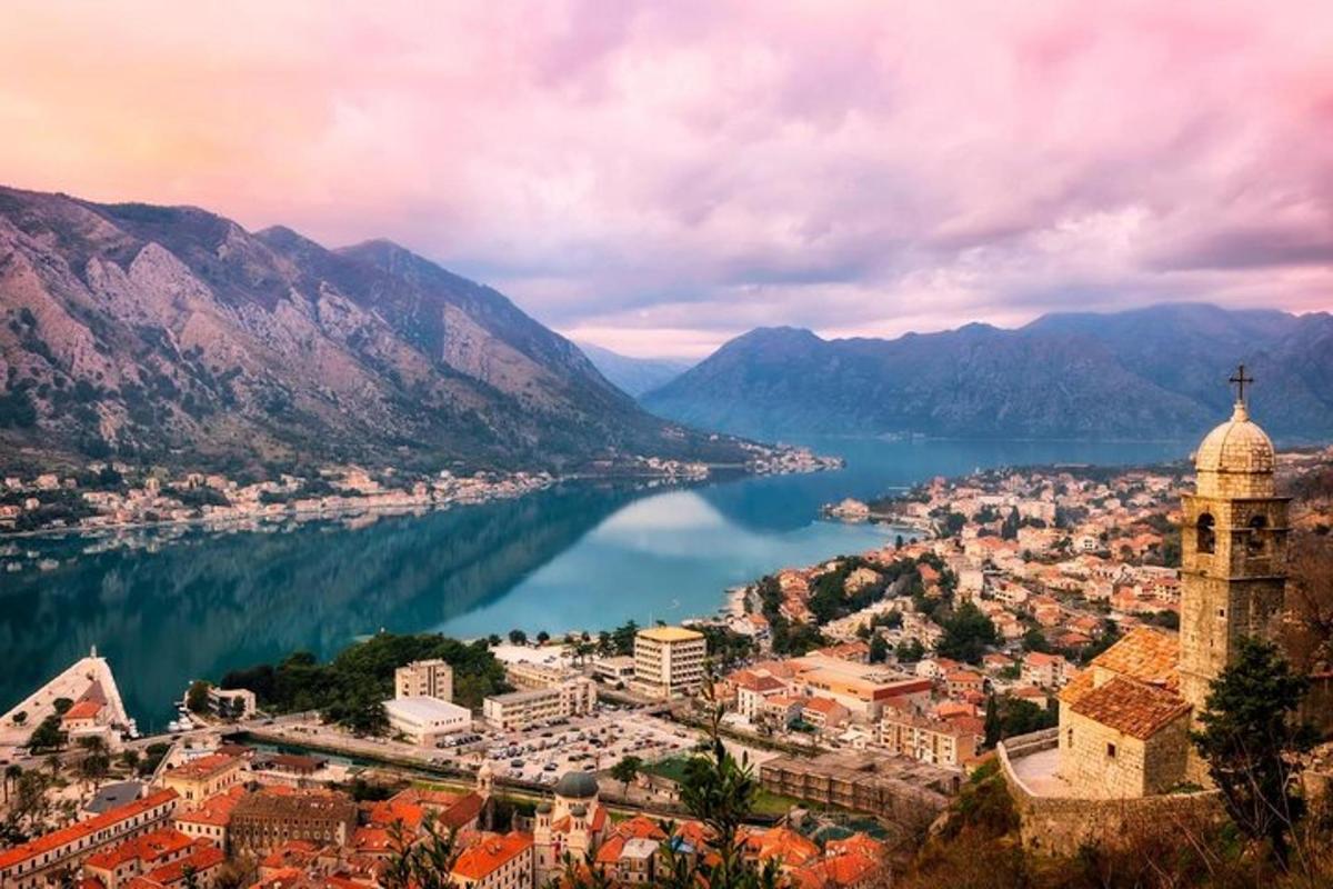 una vista d'una ciutat i una massa d'aigua