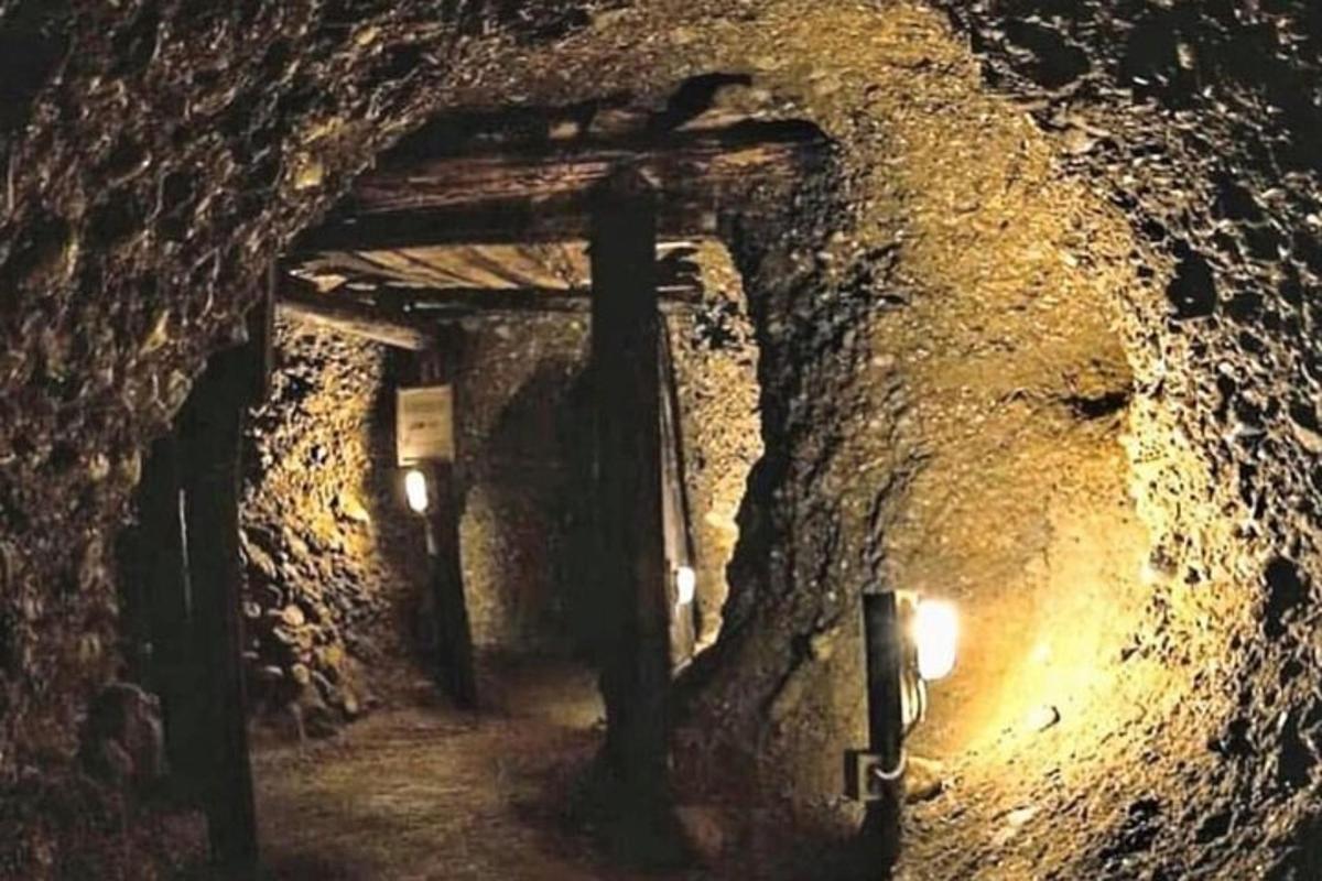 um túnel em uma caverna com uma parede de pedra