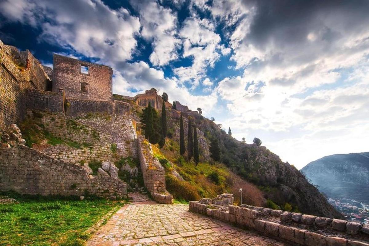 un castell al vessant d'una muntanya