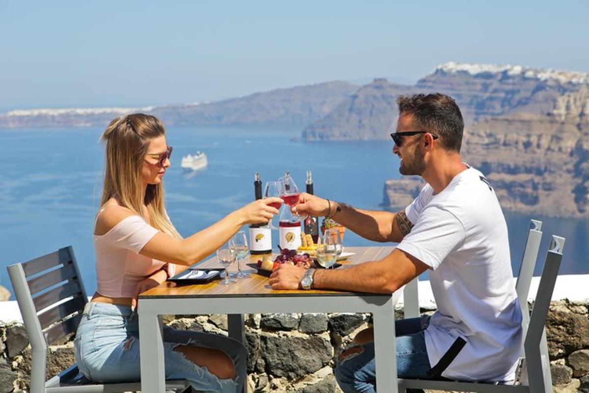 Ένας άντρας και μια γυναίκα κάθονται σε ένα τραπέζι με ποτήρια κρασιού