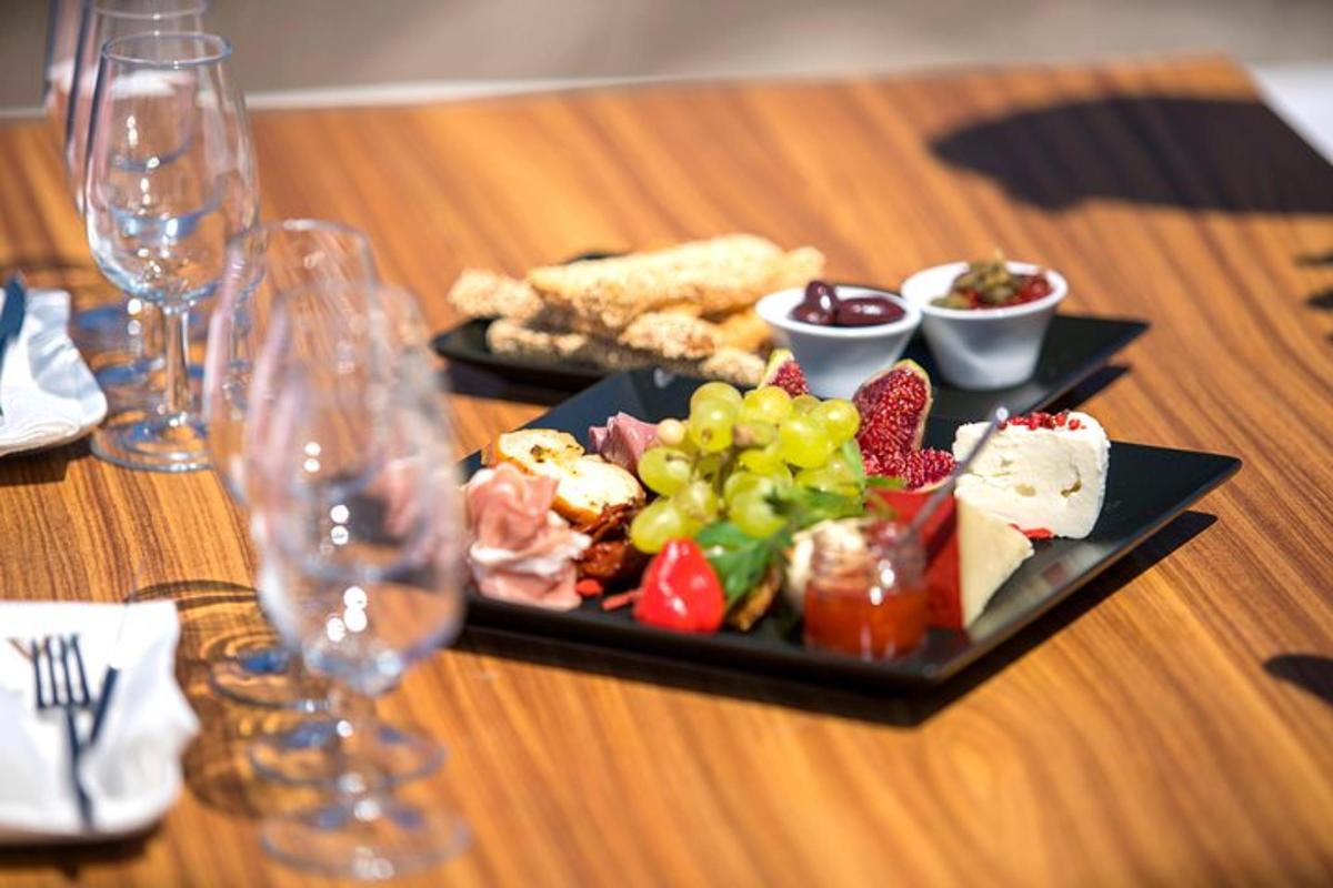 o farfurie cu mâncare pe o masă cu pahare de vin