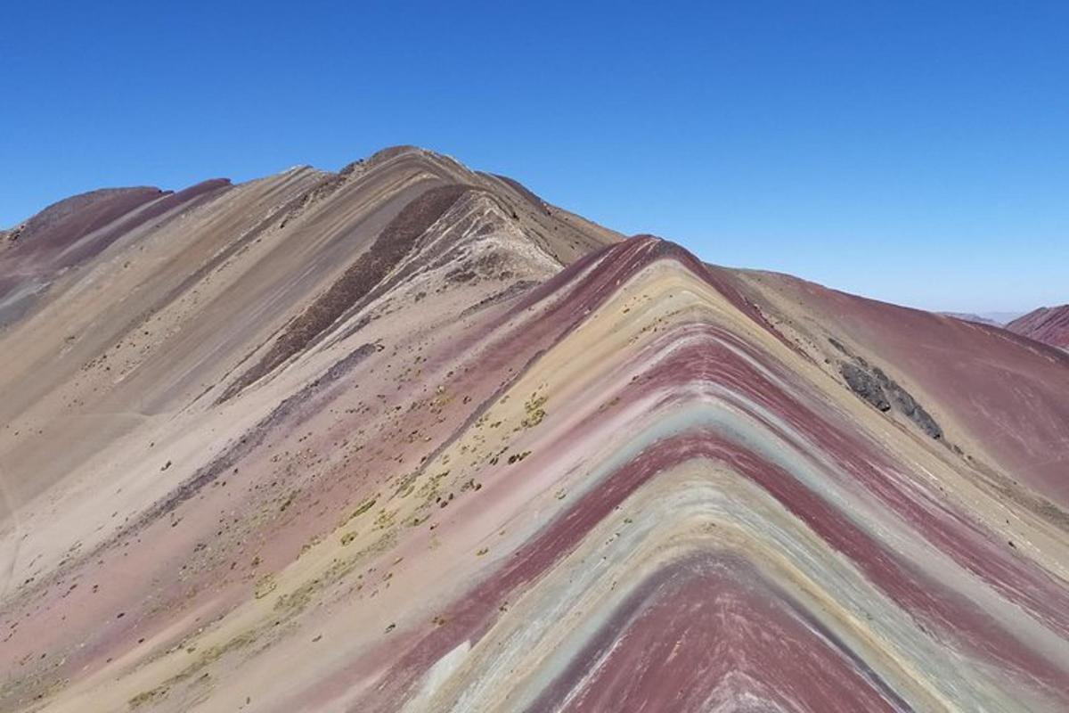Una montaña con pintura multicolor.
