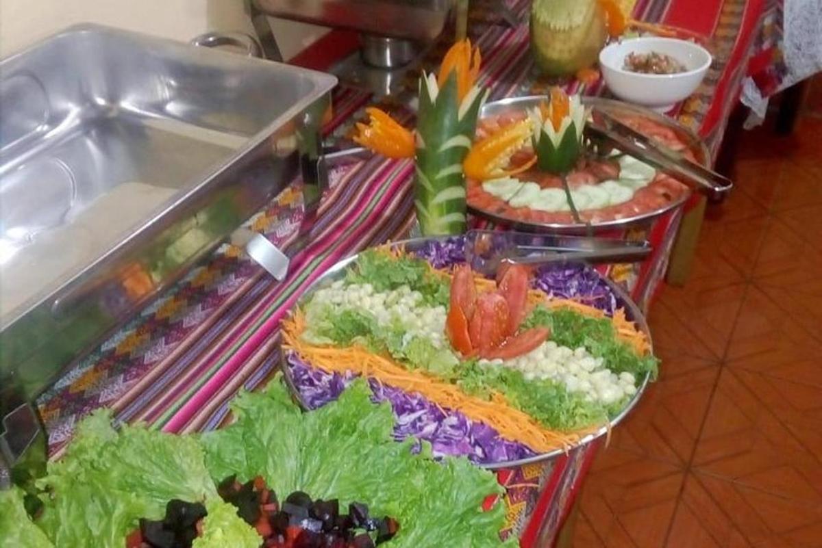 bife z več krožniki hrane na mizi