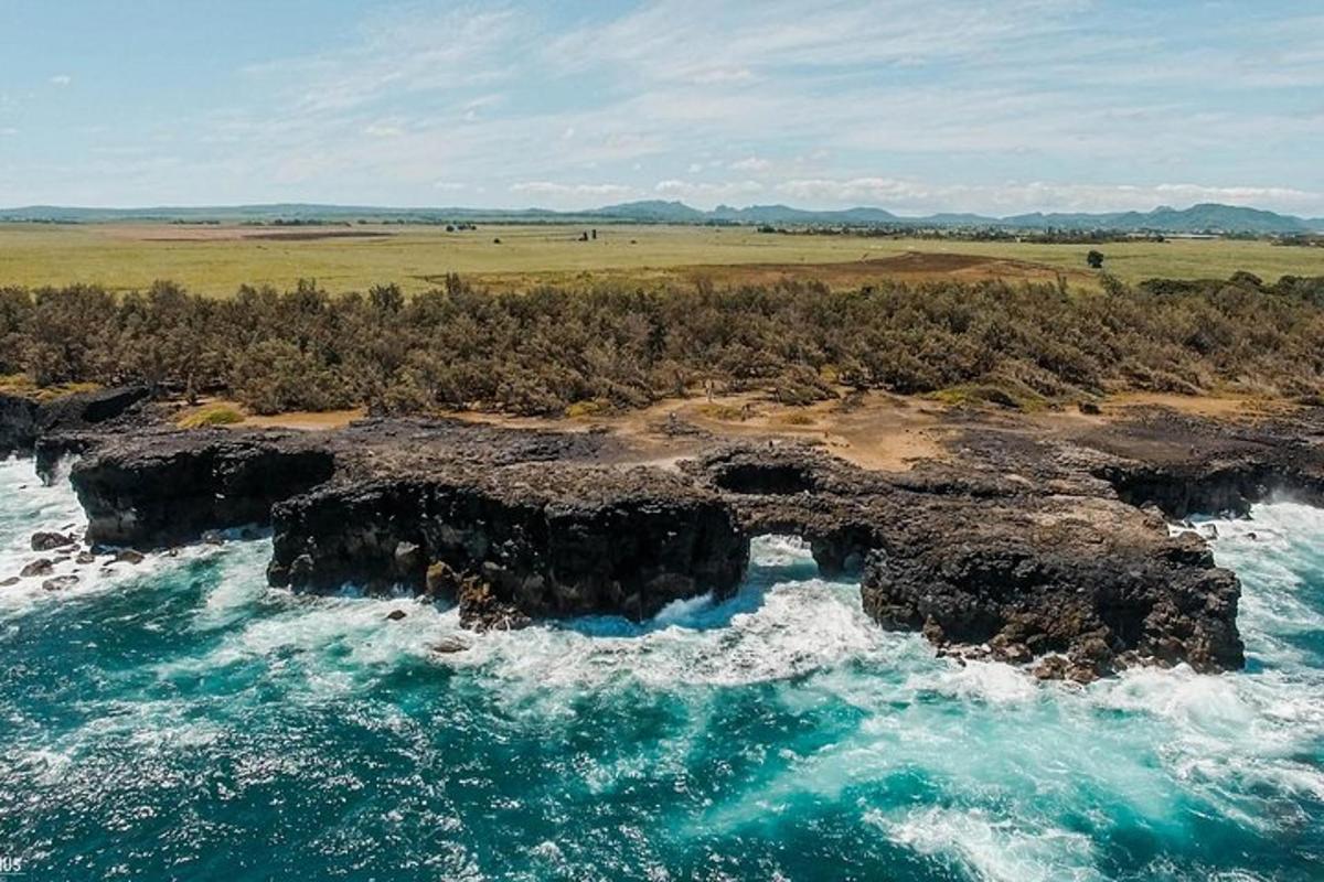 uma vista aérea de uma ilha rochosa no oceano