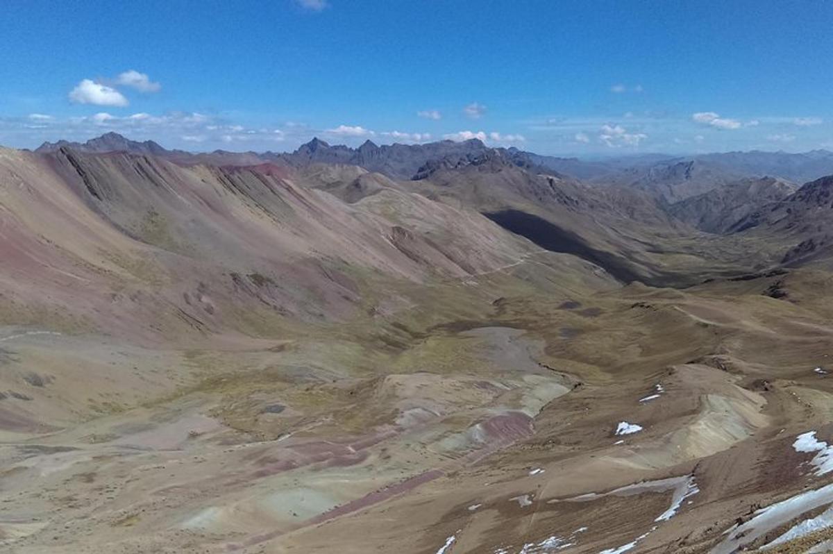 Una vista aérea de una cadena montañosa con montañas.