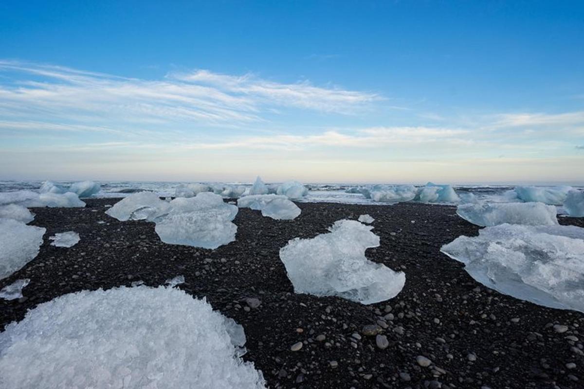 um grupo de icebergs derretidos em um fundo preto