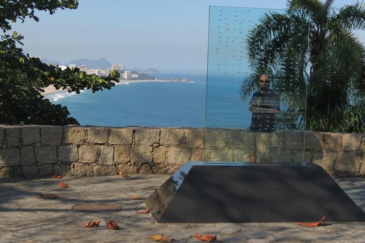 Ένας άντρας που στέκεται μπροστά από μια ράμπα για σκέιτμπορντ