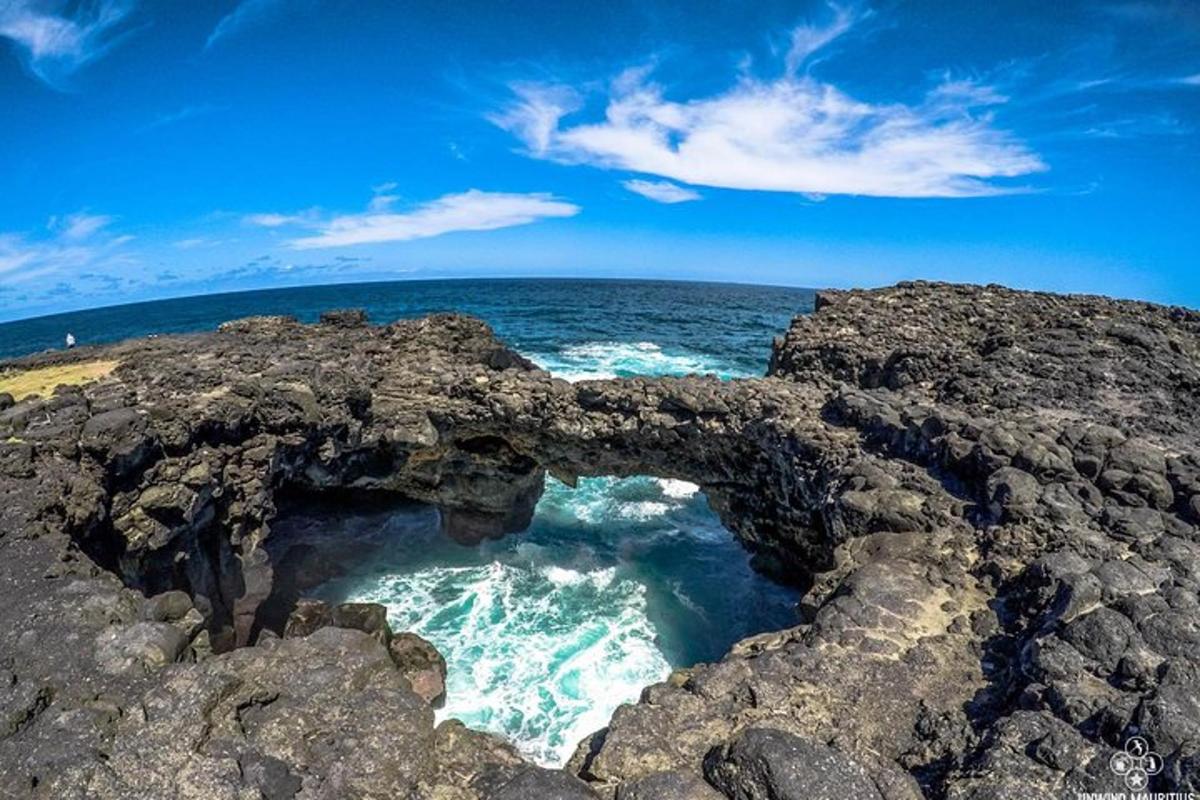 um buraco nas rochas perto do oceano