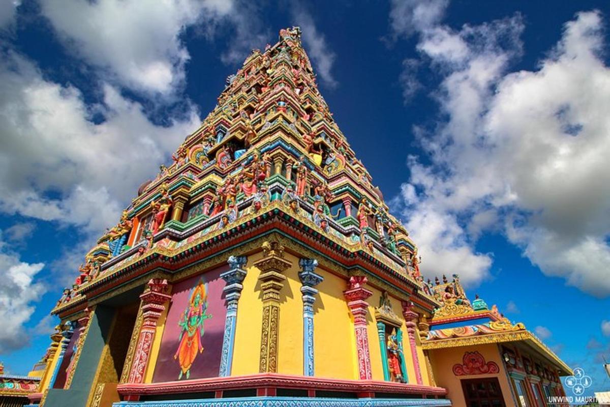 um edifício colorido com um céu ao fundo