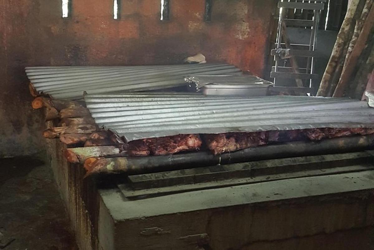 una graella amb menjar a sobre