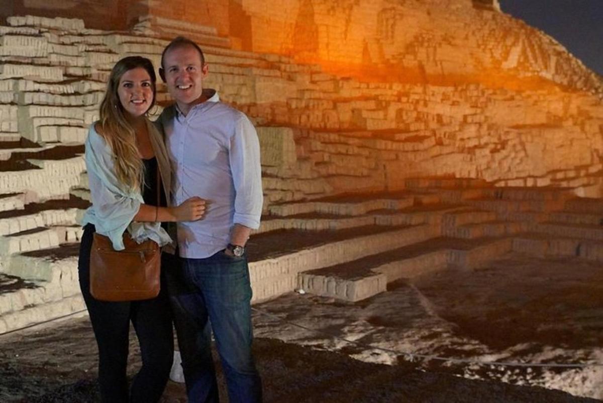 ein Mann und eine Frau stehen vor einer Steinmauer