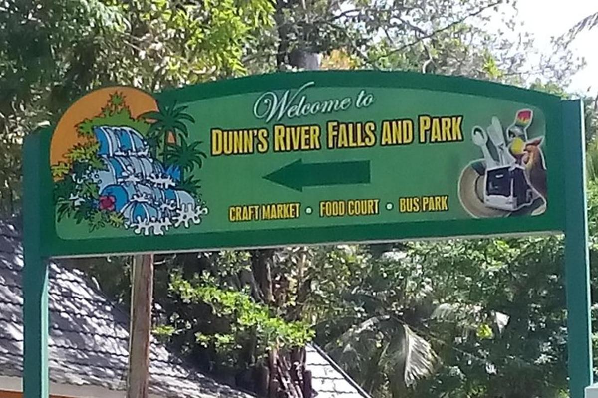 un cartello verde per Duds River Ends e il parco