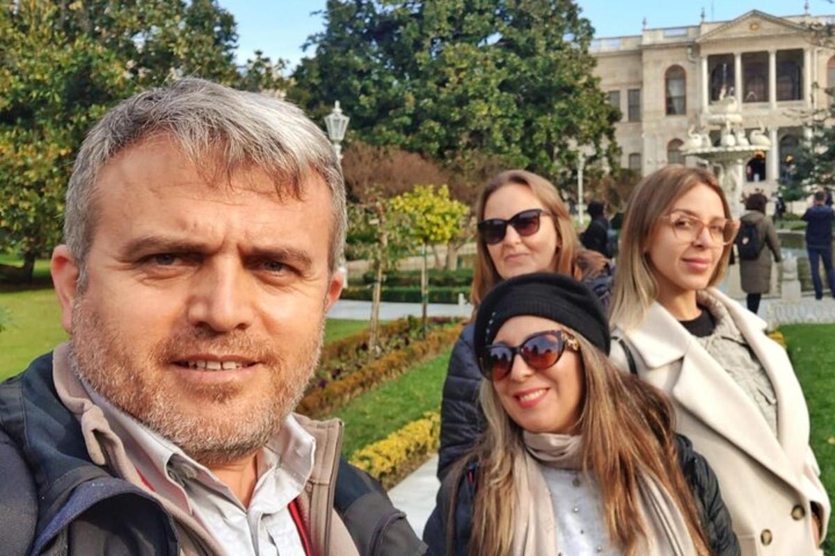 група људи стоји испред парка