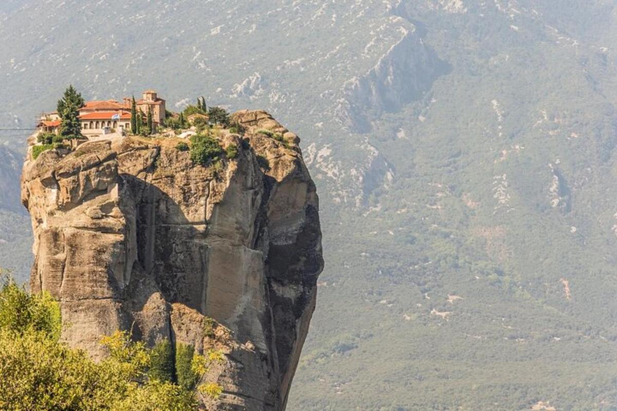 ένα σπίτι σκαρφαλωμένο στην κορυφή ενός βουνού