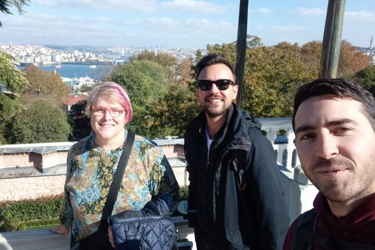 két férfi és egy nő pózol egy képhez