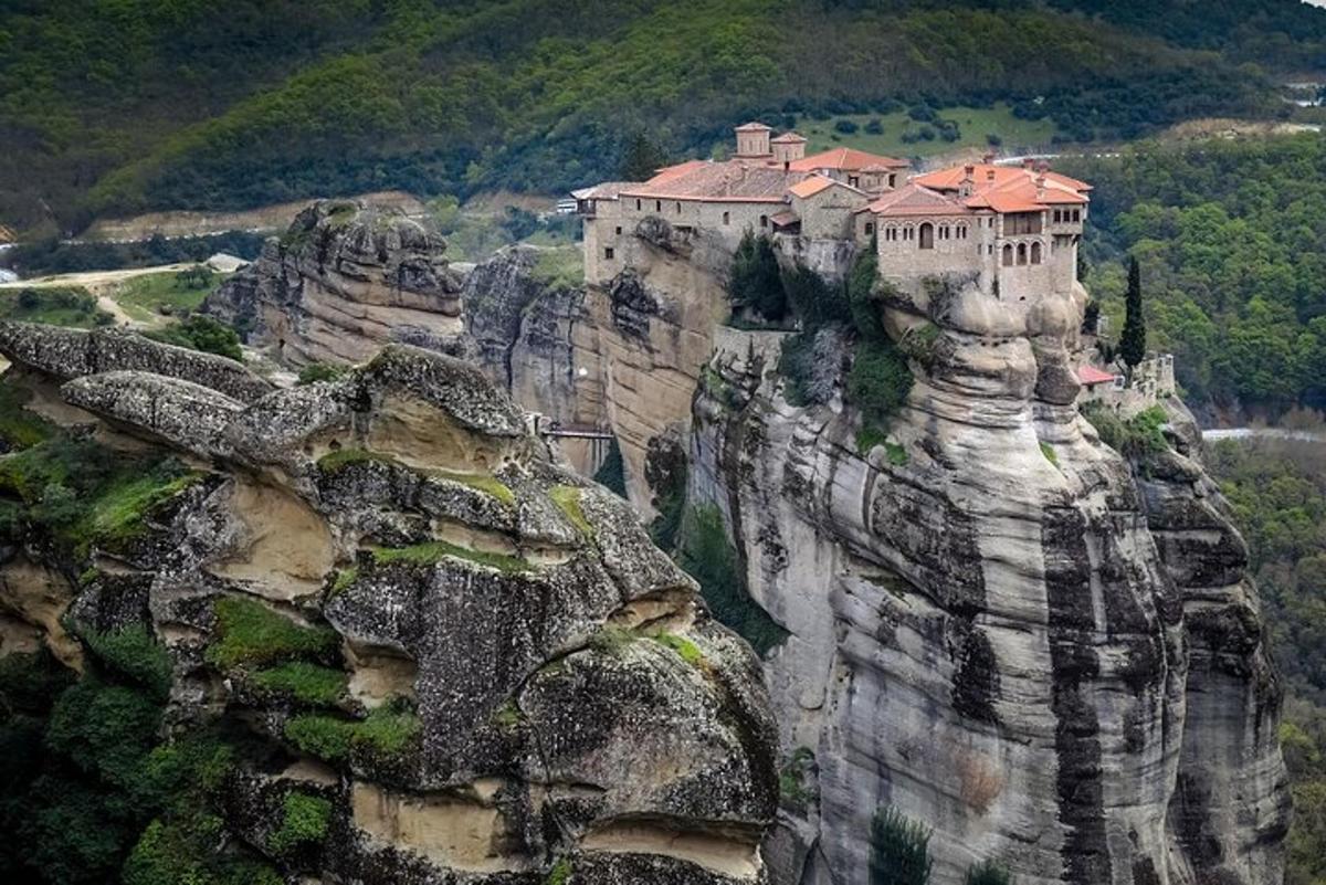 ένα κάστρο σκαρφαλωμένο στην πλαγιά ενός γκρεμού