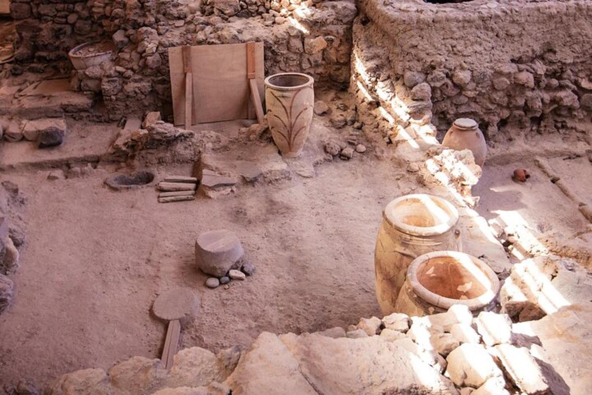 bir sürü kırık tuvaletin olduğu kirli bir oda