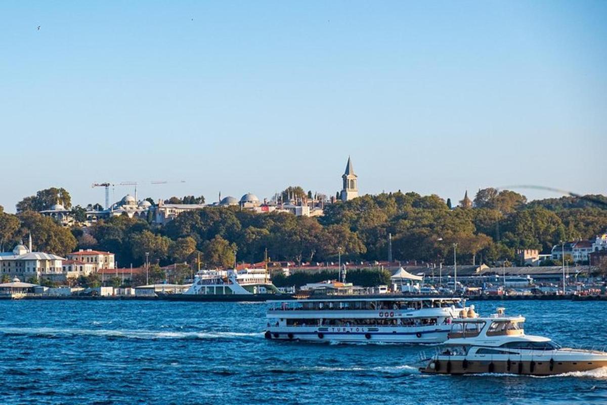 dois barcos estão atracados em um grande corpo d'água