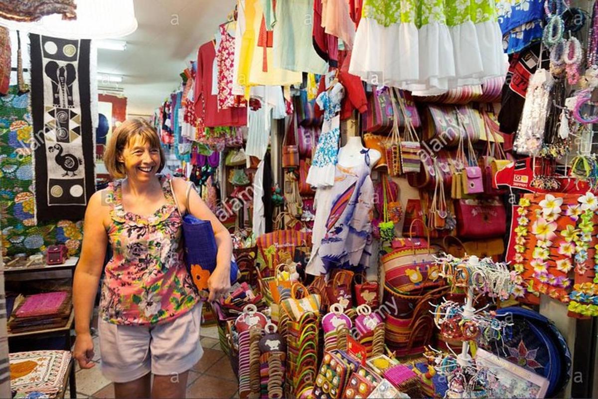 uma mulher parada em frente a uma loja que vende souvenirs