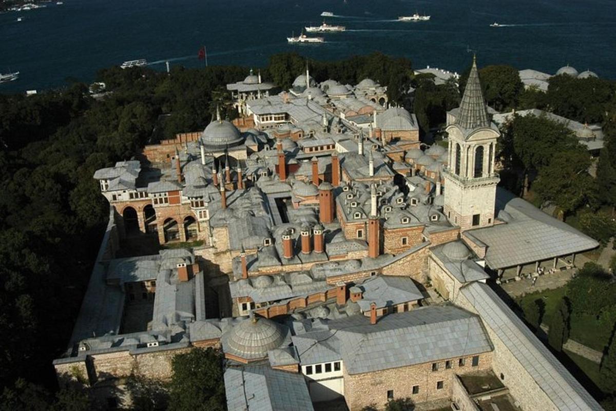 isang aerial view ng isang kastilyo sa isang burol