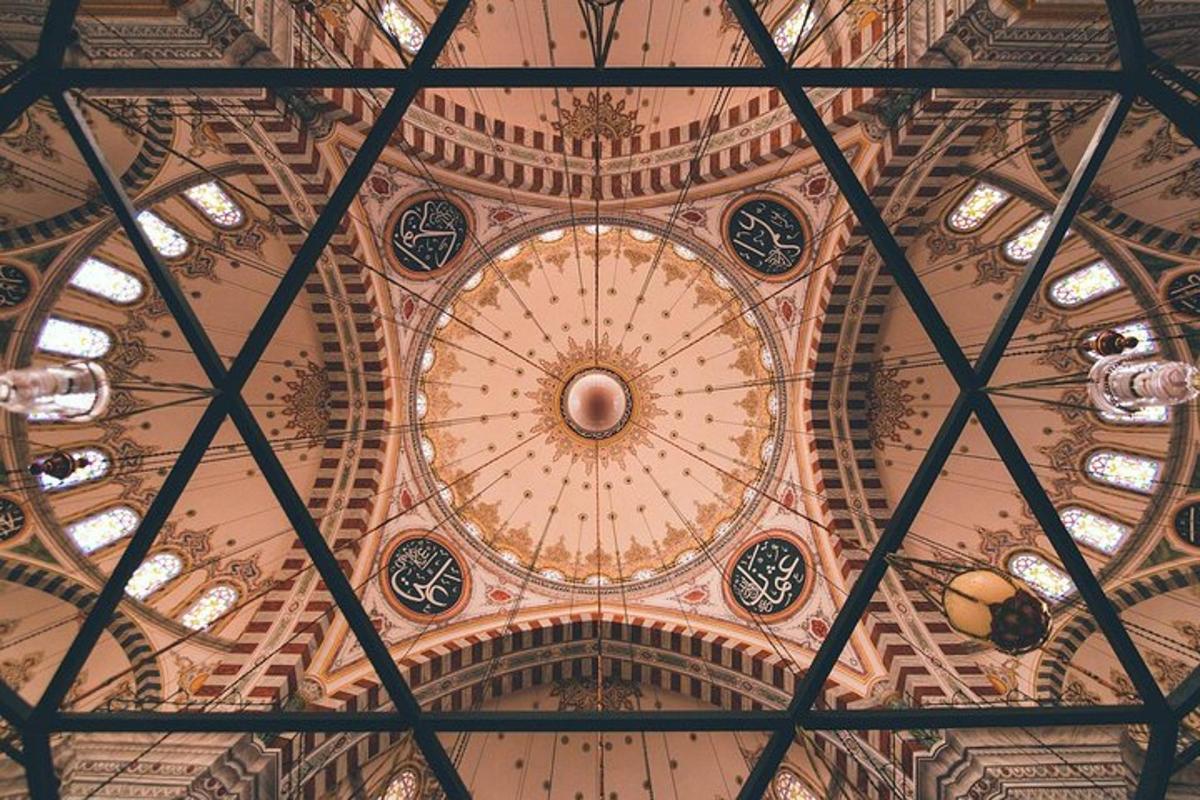 uma vista do teto de uma igreja