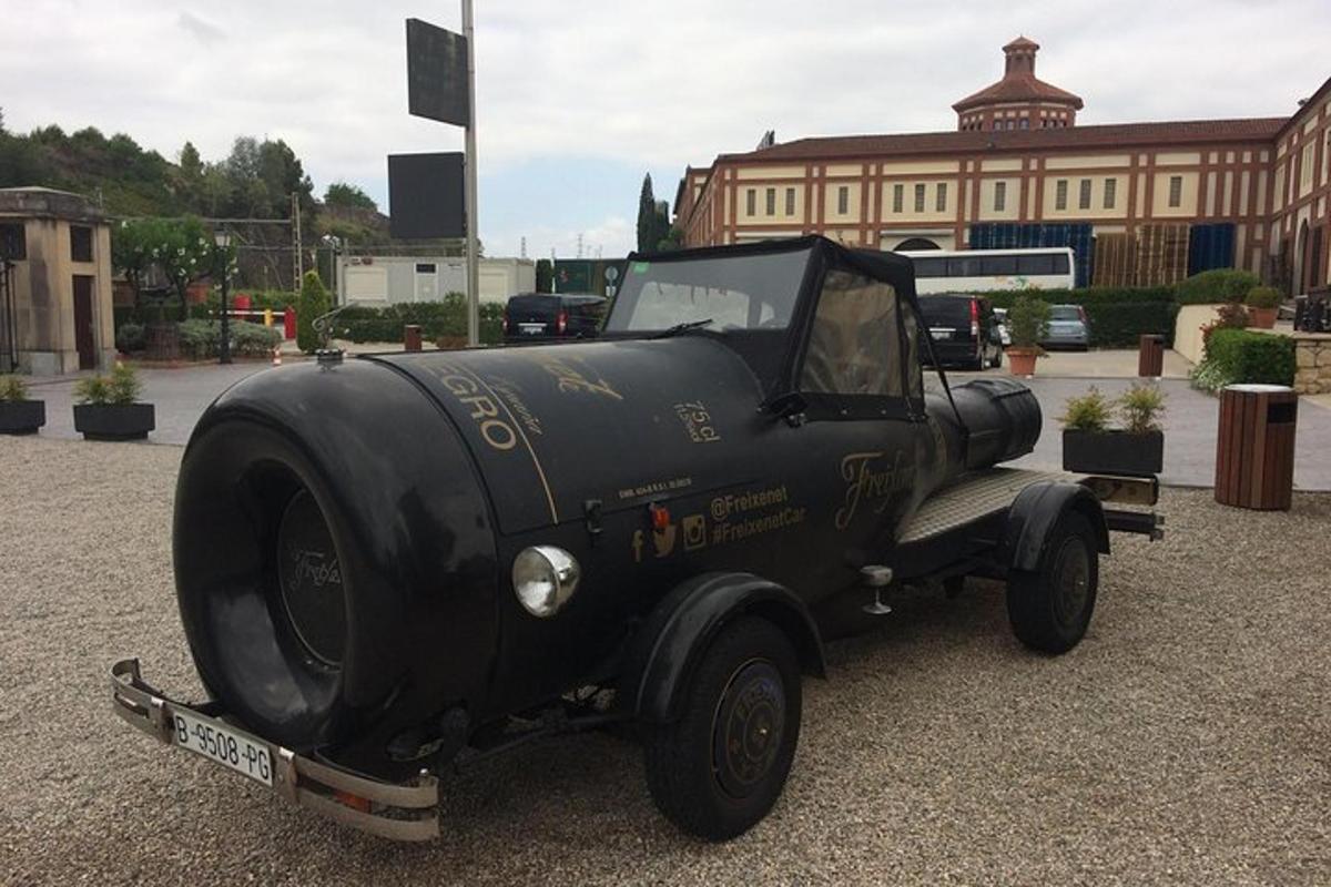 一辆停在建筑物前的旧黑色卡车