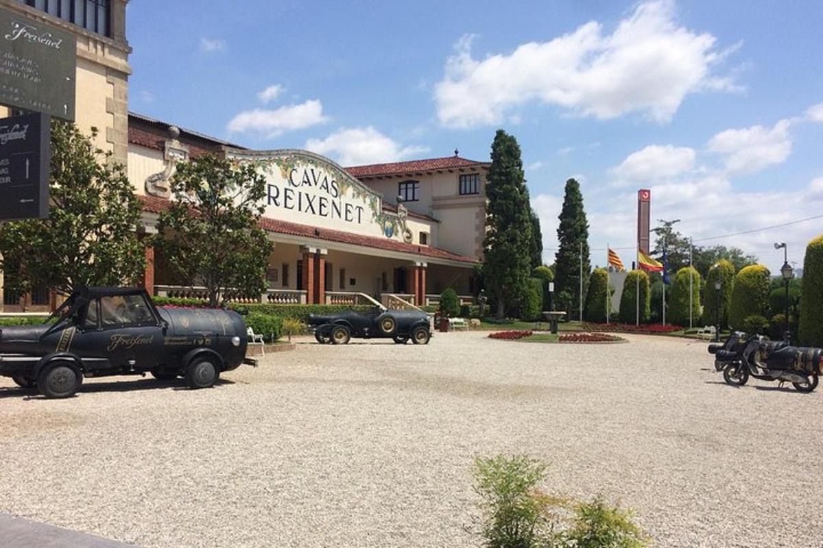 两辆旧车停在一栋建筑前的停车场里
