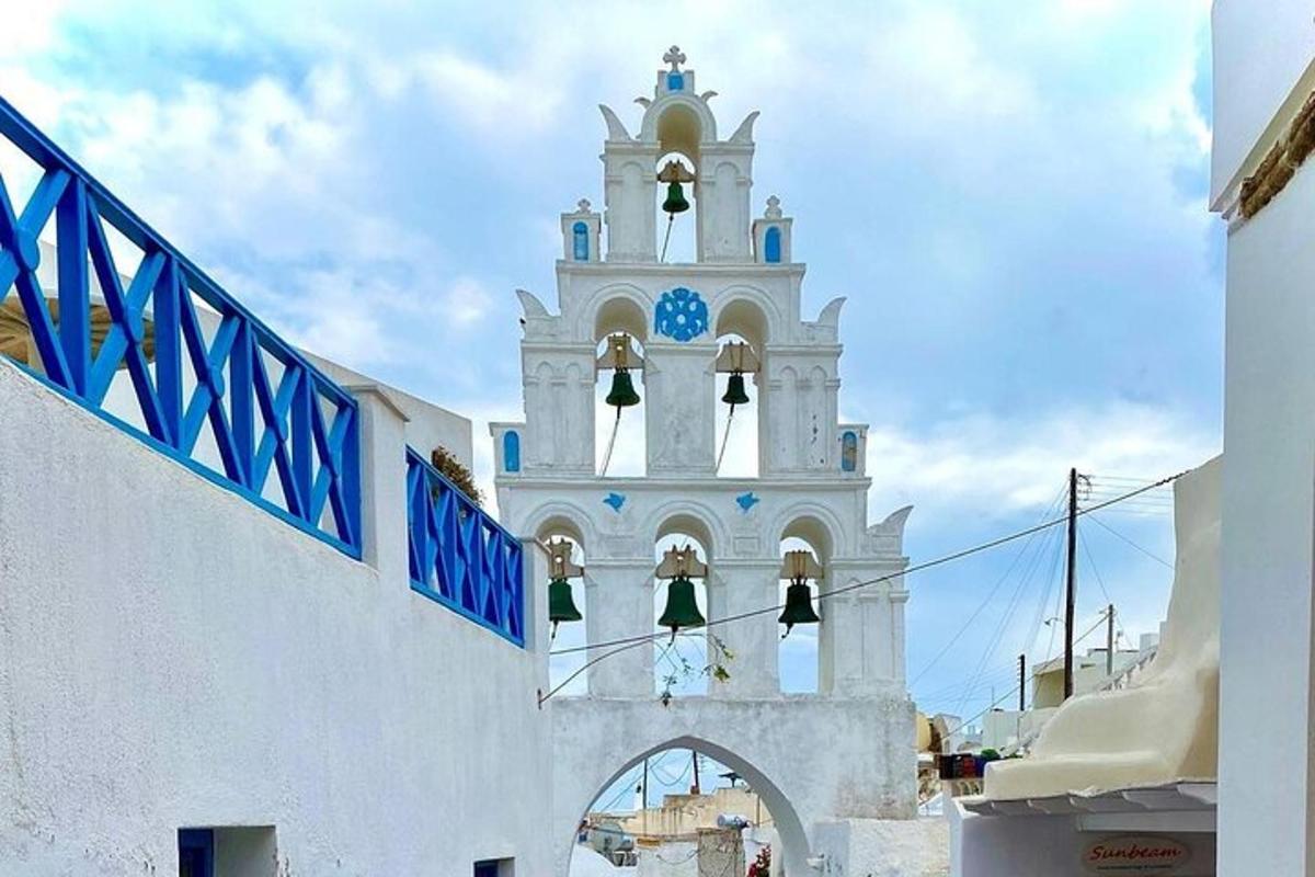 Un edificio alto y blanco con un campanario.